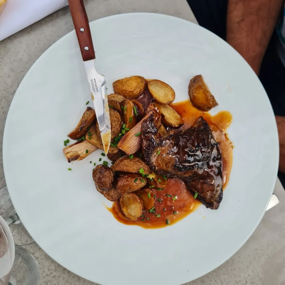 Bavette Échalotes Confites Pommes de Terre Sautées